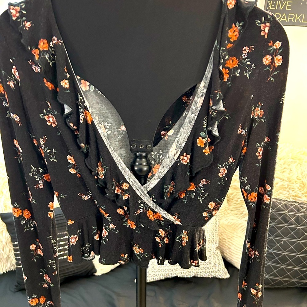 NWT! American Rag Deep plunge open V cropped peplum top